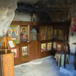 Jeskynní kostelík Panny Marie (Panagia), zvaný také "Starý kostel". Původně to prý byla skalní hrobka. Matala, Kréta.
